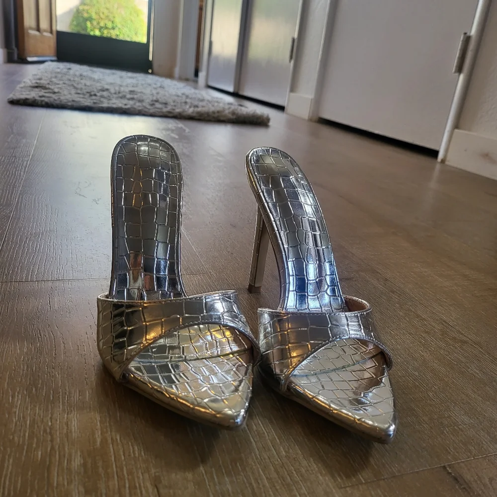 Silver Stiletto Heels Size 37 (6)